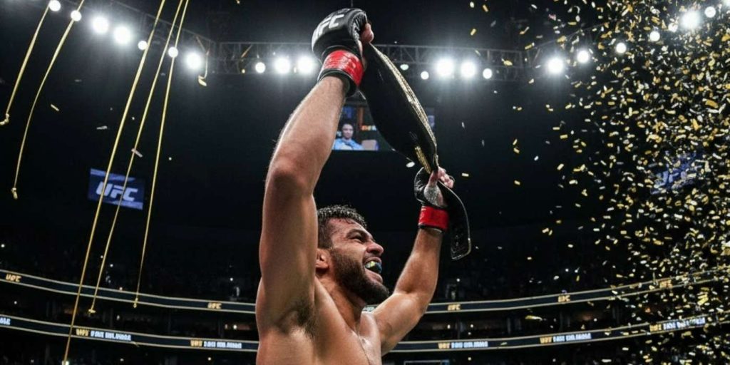 imagem de um dos atuais campeões do ufc levantando o cinturão