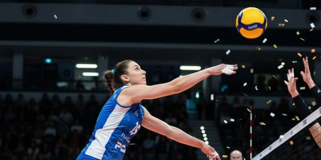 mulher cortando a bola e fazendo a rotação no vôlei para representar o que é o rodízio no voleivol