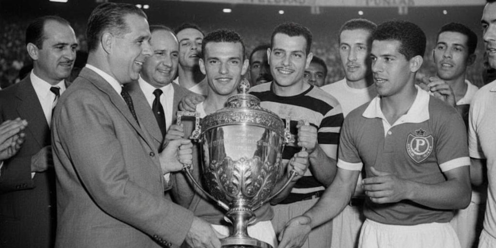 foto do jogadores do verdão segurando a taça da Copa Rio para simbolizar a pergunta; o Palmeiras tem Mundial?