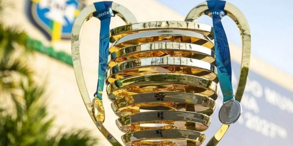 imagem da taça qeu todos os campeões da copa do nordeste levantam