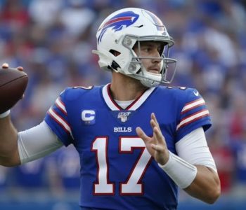 imagem de josh allen, o atual mvp, em uma partida de playoffs da NFL